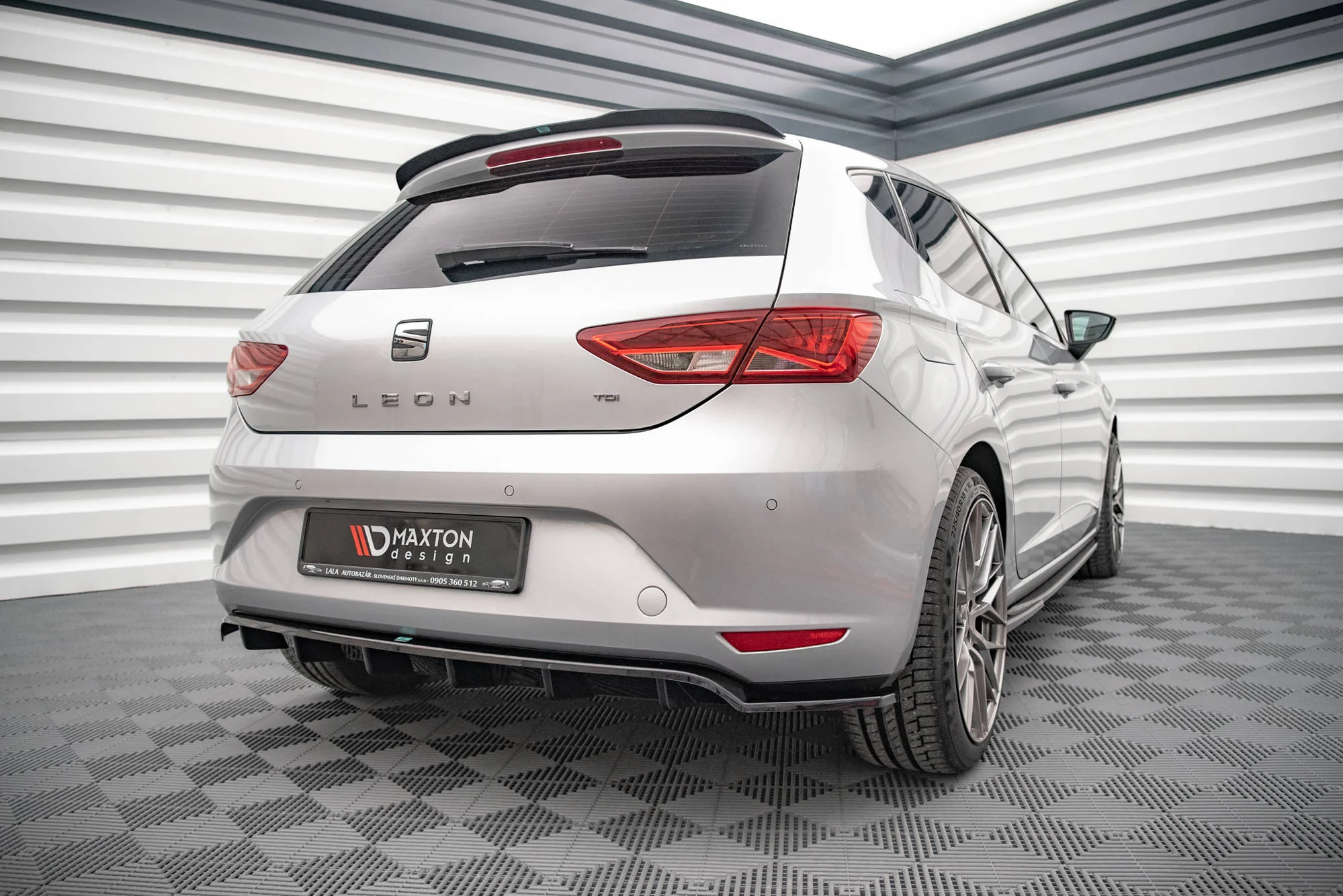 Mittlerer Diffusor Heck Ansatz DTM Look für Seat Leon Hatchback Mk3 schwarz Hochglanz - Maxton Design