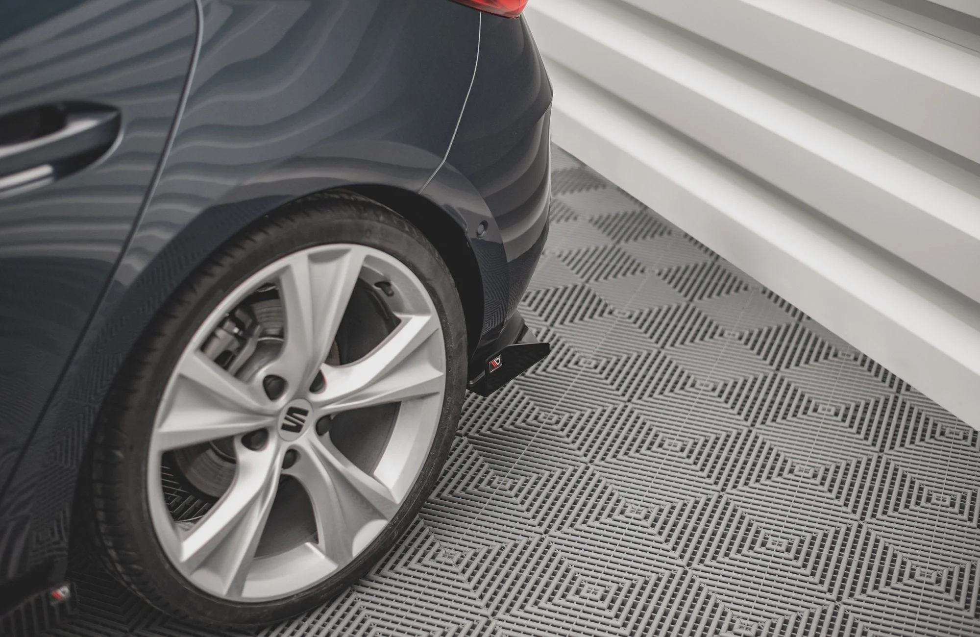 Robuste Racing Diffusor Heck Ansatz +Flaps für Seat Leon FR Hatchback Mk4 schwarz Hochglanz - Maxton Design